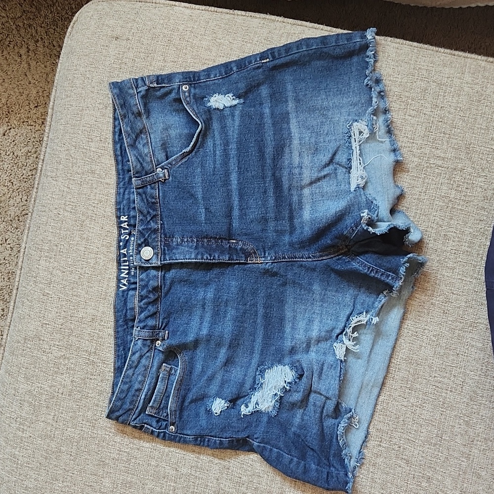 VANILLA STAR mid rise distressed denim shortie size 20.